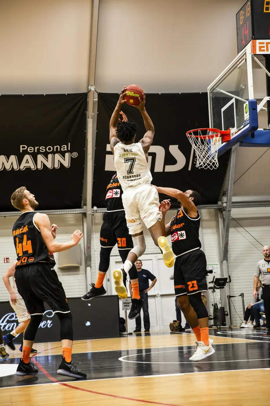 Basketballer gaat op weg naar de basket
