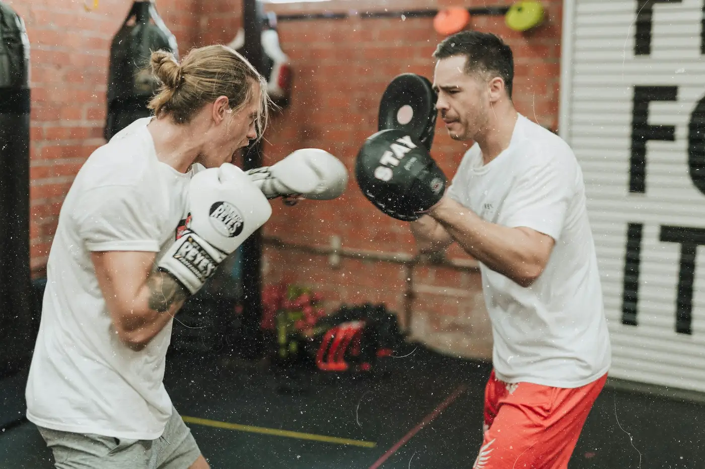 Bokser in de ring, midden in een stoot