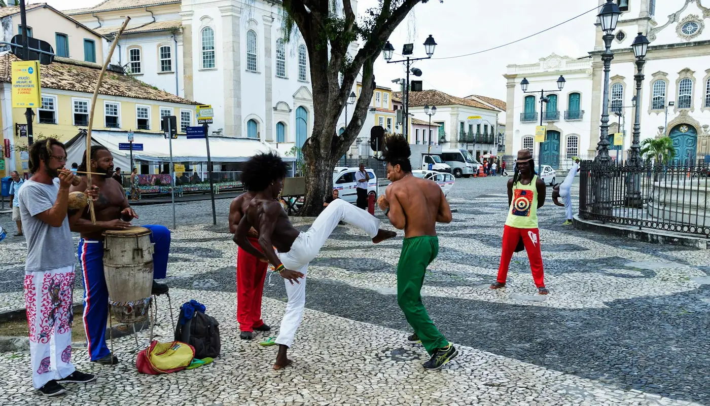 Twee capoeiristas in een acrobatische uitwisseling