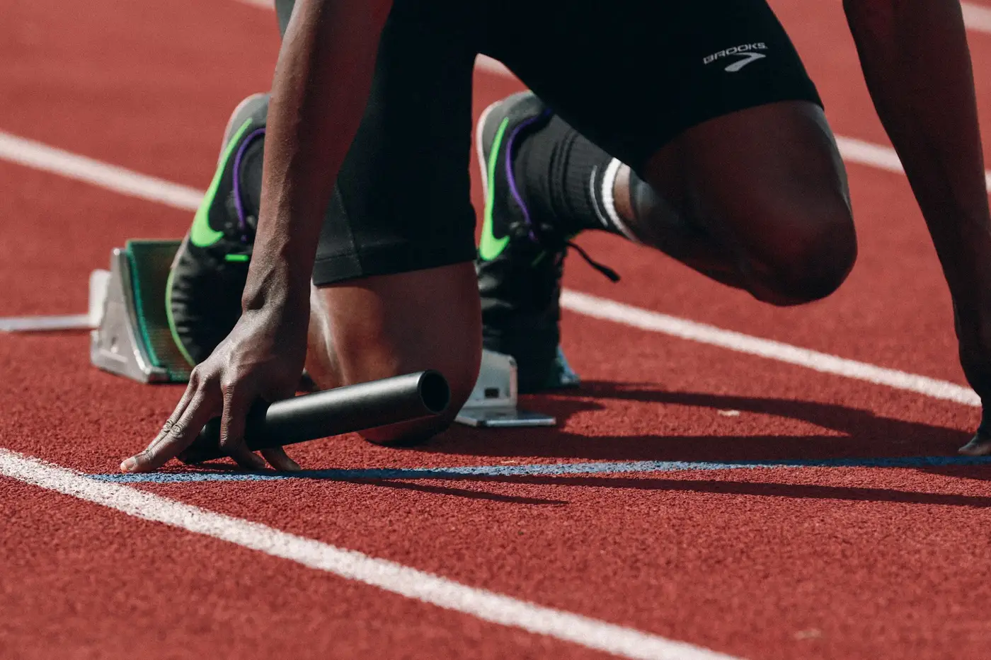 Hardloper in volle sprint op de baan