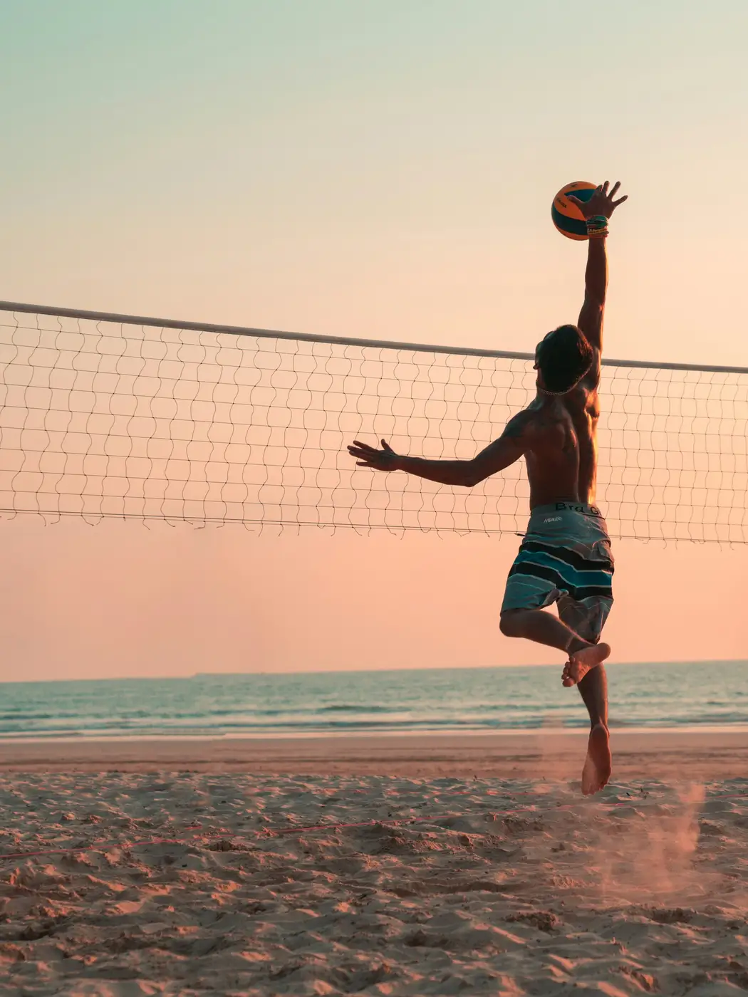 Volleyballer smasht de bal over het net