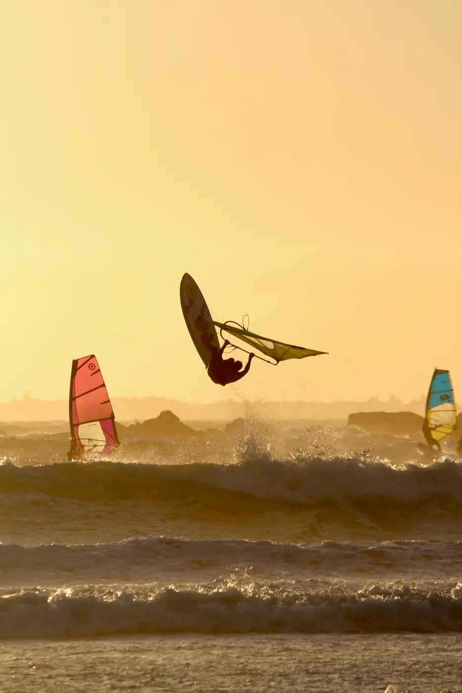 Windsurfer scheert door de golven