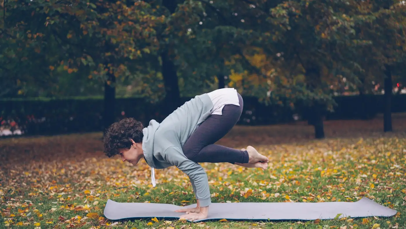 Yogi houdt een krachtige houding vast in natuurlijk licht